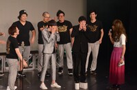 祇園・櫻井の真似をするジュリエッタ藤本（手前右から2人目）。