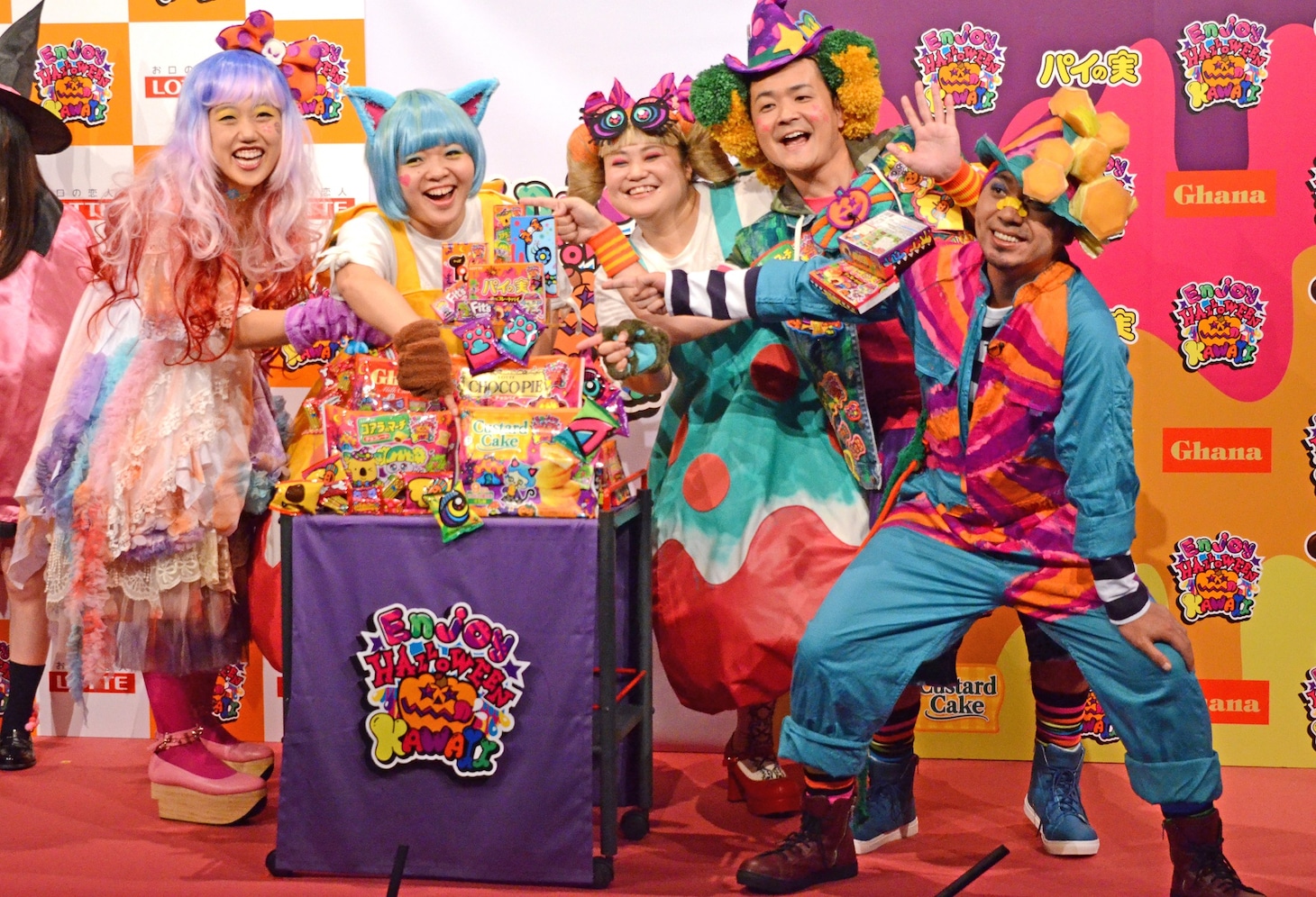 自分のコスプレの元ネタとなったパッケージを指差す千鳥ノブら。