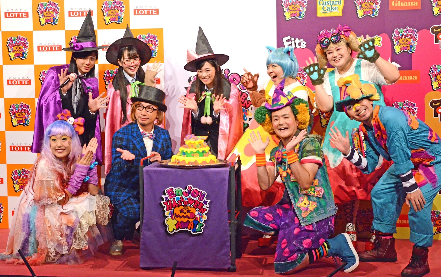 福原遥を囲んで記念撮影をする一同。