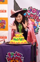 誕生日を祝ってもらう福原遥。