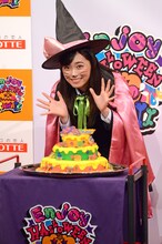 誕生日を祝ってもらう福原遥。