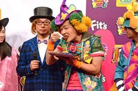 「こうもりCHOCOTTOモンスター」を試食する千鳥ノブ。