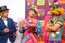 「こうもりCHOCOTTOモンスター」の感想を述べる千鳥・大悟（中央）。