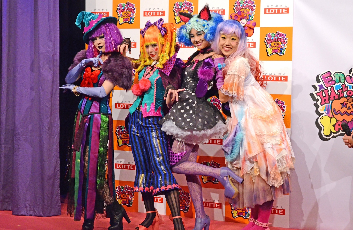 「KAWAII MONSTER CAFE」の店員たちと記念撮影する横澤夏子（右）。
