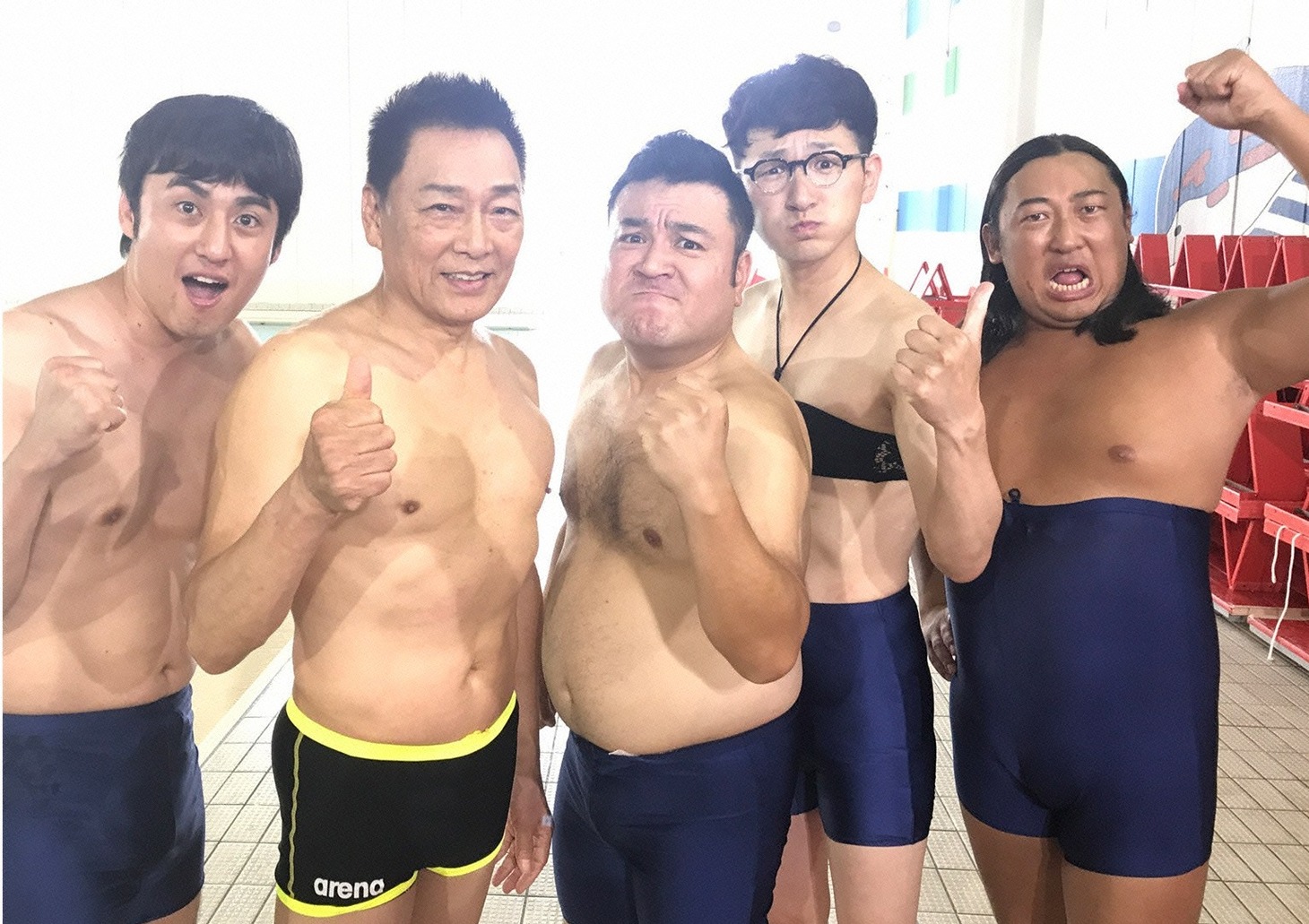 左からロバート山本、錦野旦、アンタッチャブル山崎、ロバート馬場、ロバート秋山。(c)メ～テレ