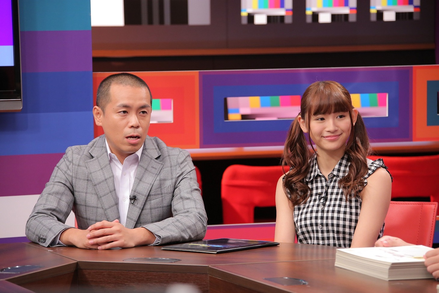 （左から）タカアンドトシ・トシ、浅川梨奈。(c)中京テレビ