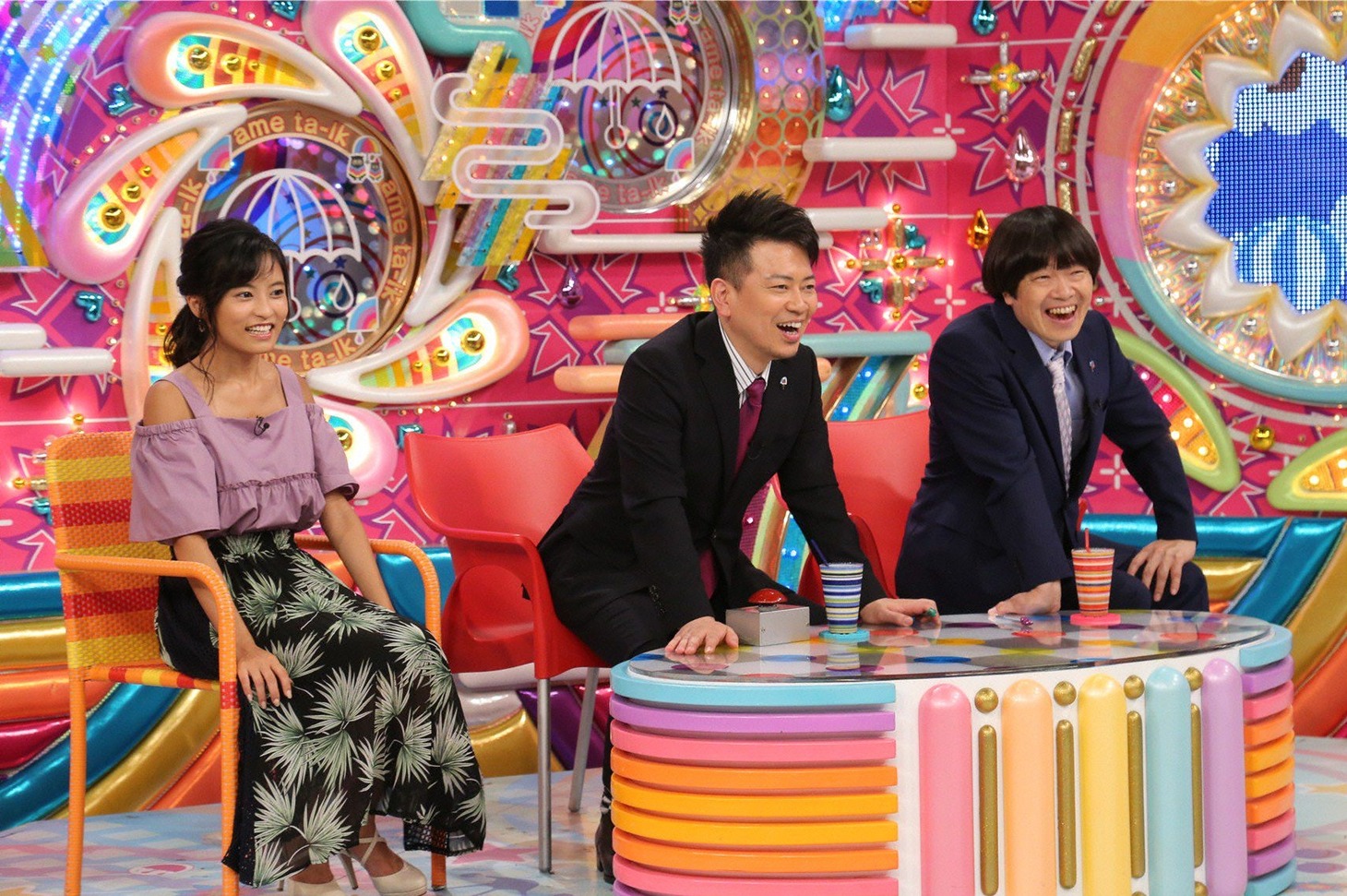 （左から）小島瑠璃子、雨上がり決死隊。(c)テレビ朝日