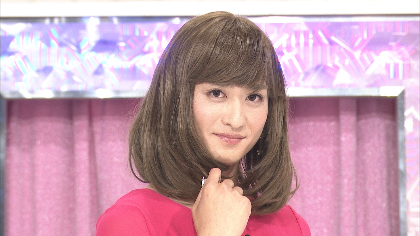 女装姿を初披露するブリリアン・ダイキ。(c)テレビ朝日