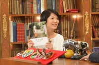 光浦靖子の手芸本「靖子の夢」を手にする外山惠理アナ。(c)TBS