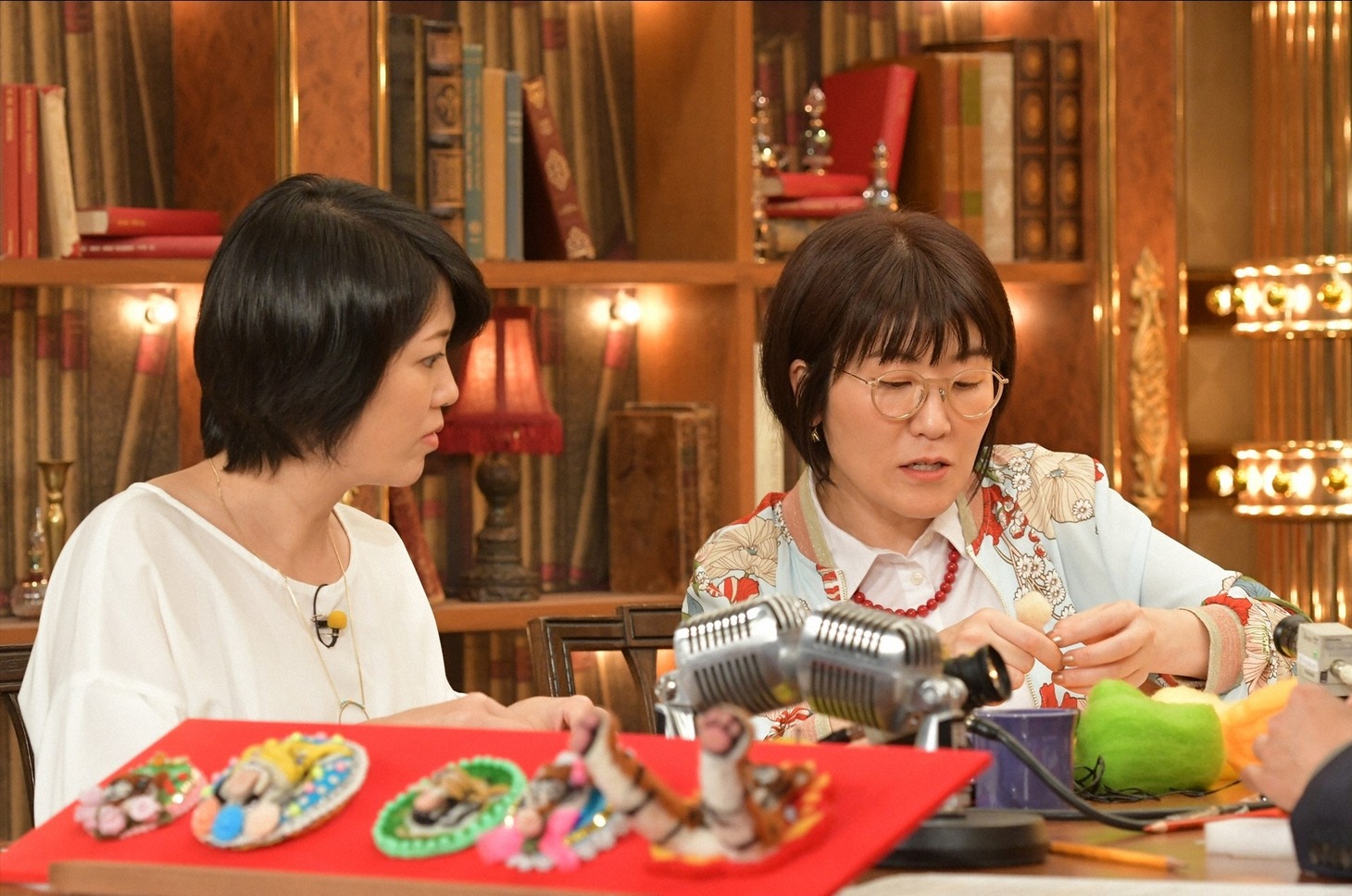 （左から）外山惠理アナ、光浦靖子。(c)TBS
