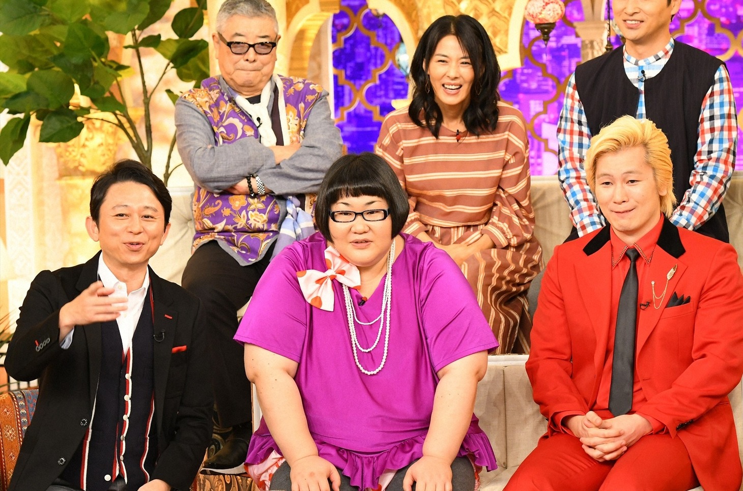 「櫻井・有吉THE夜会」に出演する（手前左から）有吉弘行、メイプル超合金。(c)TBS