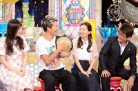 左から高山一実、武尊、福地桃子、哀川翔。(c)読売テレビ