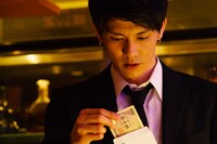 「闇金ドッグス7」のワンシーン。