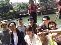 「土曜プレミアム『有吉の夏休み2017 密着77時間inハワイ 過去最多！芸能人15人で海、風、グルメを大満喫したら笑顔がこぼれすぎちゃったSP』」の出演者たち。(c)フジテレビ