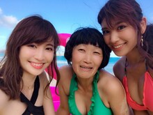 左から小嶋陽菜、たんぽぽ川村、久松郁実。(c)フジテレビ