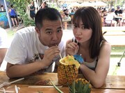 左からとにかく明るい安村、小嶋陽菜。(c)フジテレビ