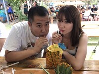 左からとにかく明るい安村、小嶋陽菜。(c)フジテレビ