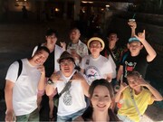 「土曜プレミアム『有吉の夏休み2017 密着77時間inハワイ 過去最多！芸能人15人で海、風、グルメを大満喫したら笑顔がこぼれすぎちゃったSP』」の出演者たち。(c)フジテレビ