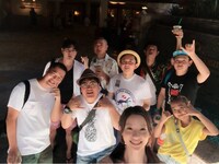 「土曜プレミアム『有吉の夏休み2017 密着77時間inハワイ 過去最多！芸能人15人で海、風、グルメを大満喫したら笑顔がこぼれすぎちゃったSP』」の出演者たち。(c)フジテレビ