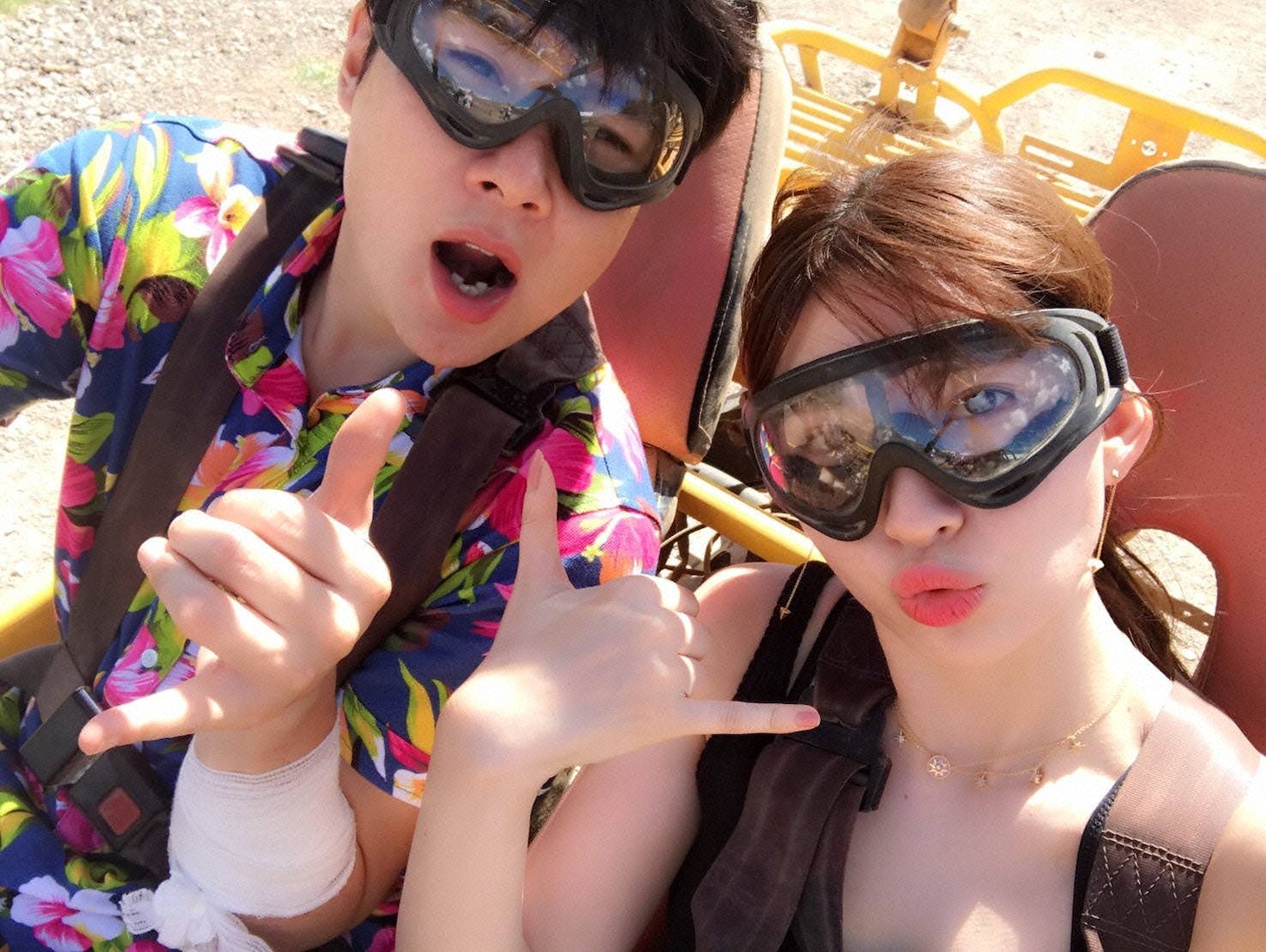 左から平成ノブシコブシ吉村、小嶋陽菜。(c)フジテレビ