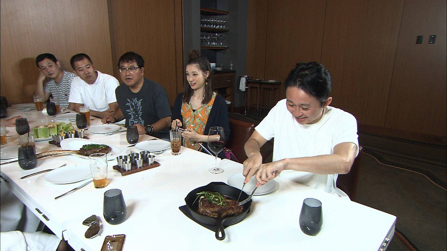 ステーキを堪能する出演者たち。(c)フジテレビ