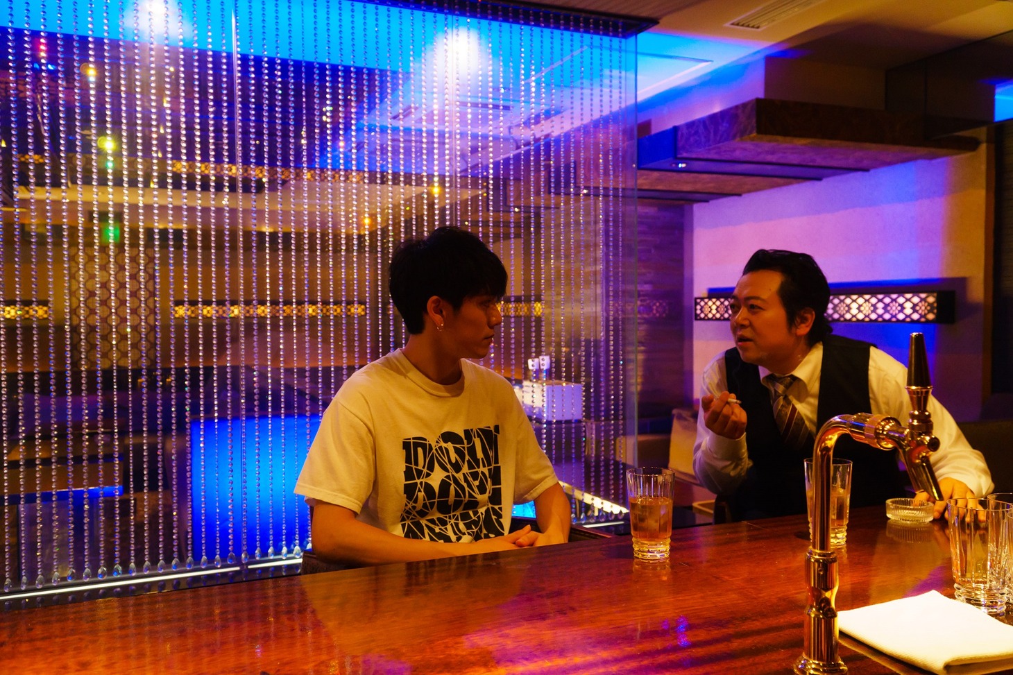 「闇金ドッグス7」に出演するムートン伊藤（右）。