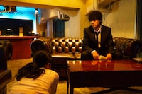 「闇金ドッグス7」のワンシーン。