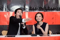 左から今田耕司、ベッキー。