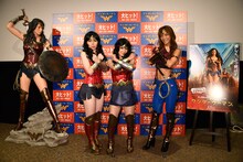 尼神インターとトレーナーのAYA（右）。