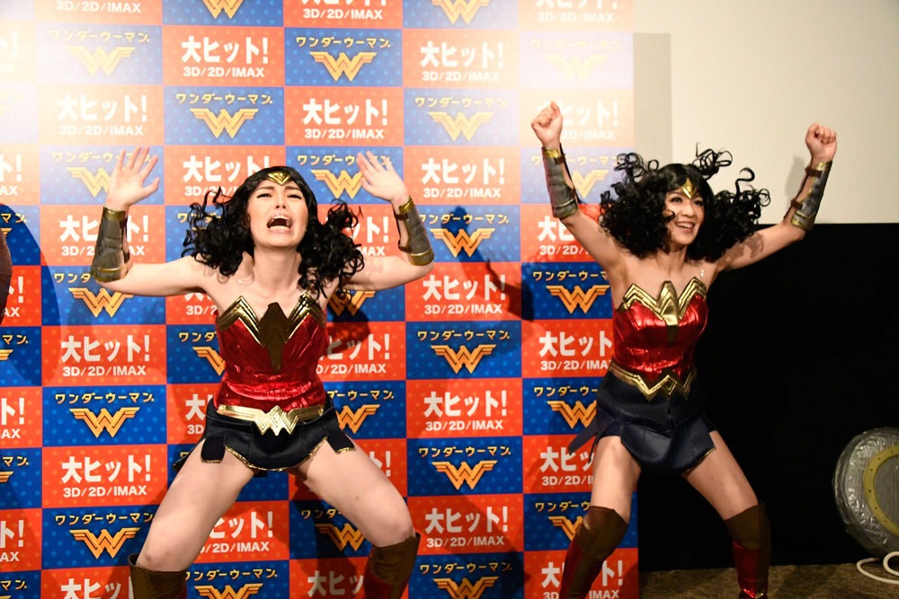 エクササイズに挑戦する尼神インター。