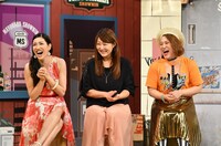 左からアンミカ、REINA、フォーリンラブ・バービー。(c)読売テレビ