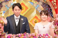 左から有吉弘行、尾崎里紗アナウンサー。(c)日本テレビ