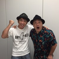 左からよゐこ濱口、極楽とんぼ山本。