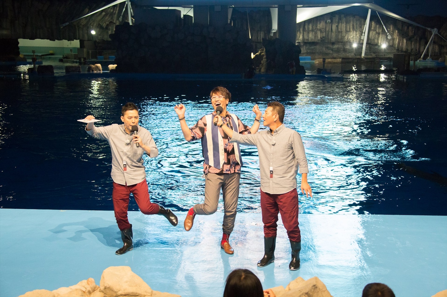 「PPAP」を披露する古坂大魔王（中央）。(c)中京テレビ