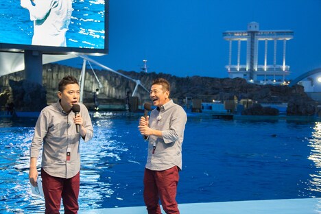 名古屋港水族館のイルカショーステージで前説を担当する（左から）爆笑問題・太田、くりぃむしちゅー上田。(c)中京テレビ