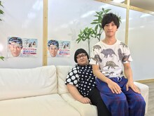 （奥から）メイプル超合金・安藤と岡田龍太郎。(c)読売テレビ