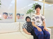 (奥から)メイプル超合金・安藤と岡田龍太郎。(c)読売テレビ