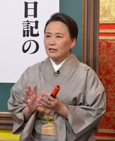 俳句を審査する夏井いつき。