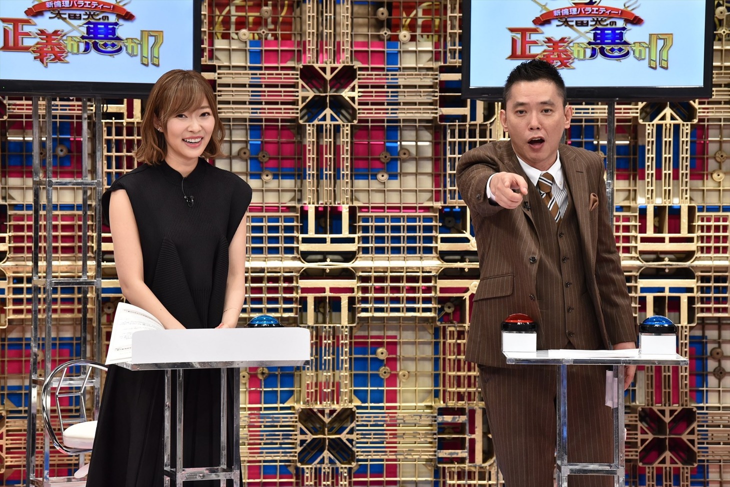 （左から）指原莉乃、爆笑問題・太田。(c)中京テレビ