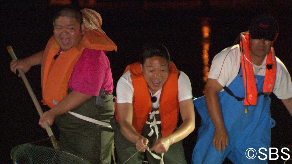 うなぎ漁に臨むANZEN漫才（左）。