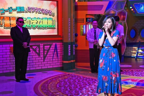 宇多田ヒカルに扮するミラクルひかる（手前右）と、タモリに扮するコージー冨田（左）。(c)関西テレビ