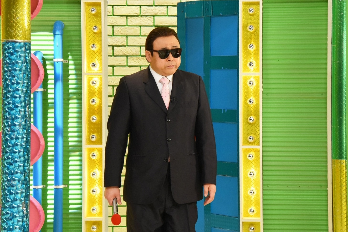 タモリに扮するコージー冨田。(c)関西テレビ