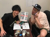 カナリア安達（左）と野性爆弾くっきー（右）。