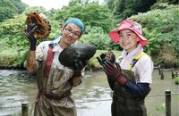 泉自然公園で池の水を抜く芦田愛菜（右）。