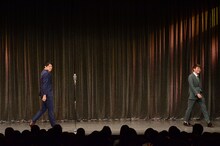 ステージをうろちょろする三拍子・高倉とミキ亜生。