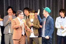 優勝し、喜びのあまりハイタッチを促す笑撃戦隊・柴田（右）と相方を務めたミキ昴生（左）。