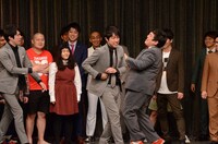 オチを再現してみせる2位のダイタク・タクと三拍子・久保。