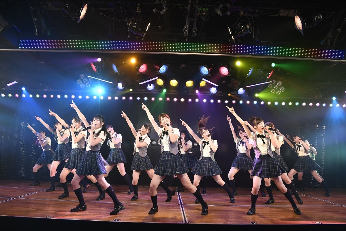 AKB48・チーム8の公演「君も8で泣こうじゃないか」の様子。