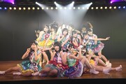 AKB48・チーム8の公演「君も8で泣こうじゃないか」の様子。