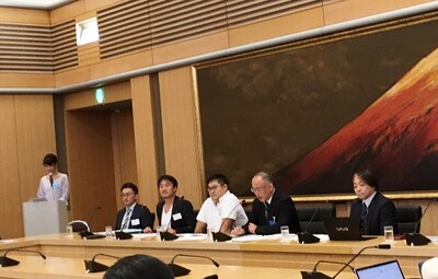 フジテレビの2017年秋改編説明会の様子。フジテレビ編成センター局次長兼編成部長・立本洋之氏（右端）と、各番組のスタッフ陣。左端は進行を務める海老原優香アナ。